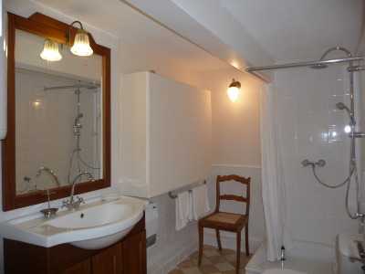 Bad mit Dusche und WC