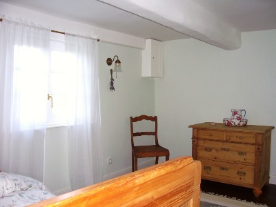 Grünes Zimmer mit französischem Bett